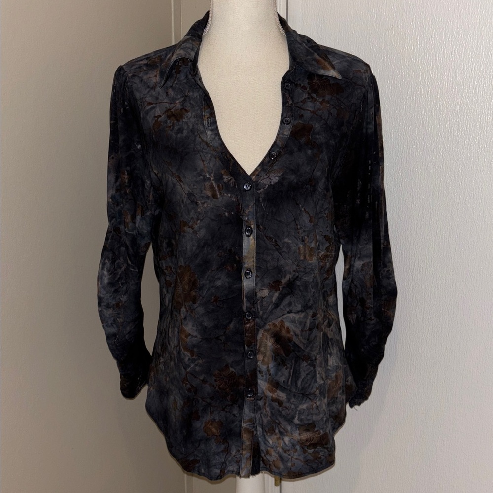 Paris IQ Long-Sleeve Button-Down Top With A Marbled Floral Pattern